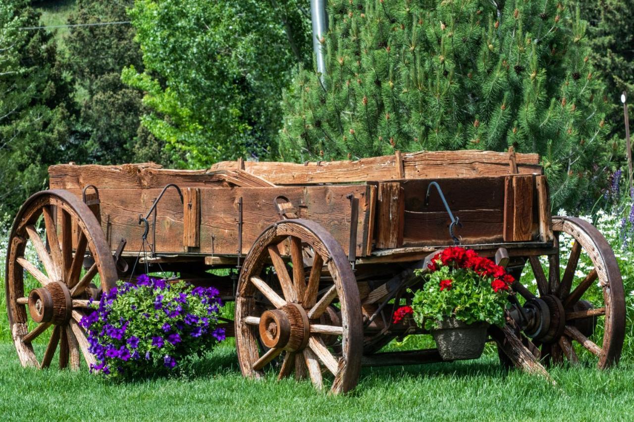 Flying Saddle Resort And Steak House Alpine Exterior foto