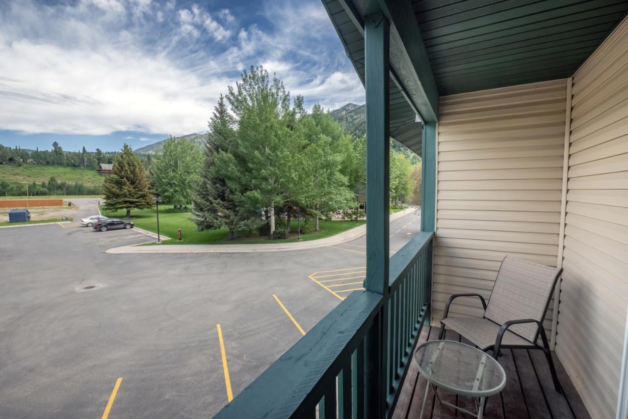Flying Saddle Resort And Steak House Alpine Exterior foto